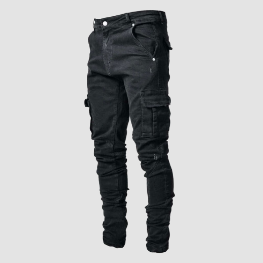 Schwarze Cargo-Hose für Herren, schlank geschnitten, mit mehreren Taschen, ideal für Freizeit und Outdoor-Aktivitäten. Modische Herrenbekleidung.