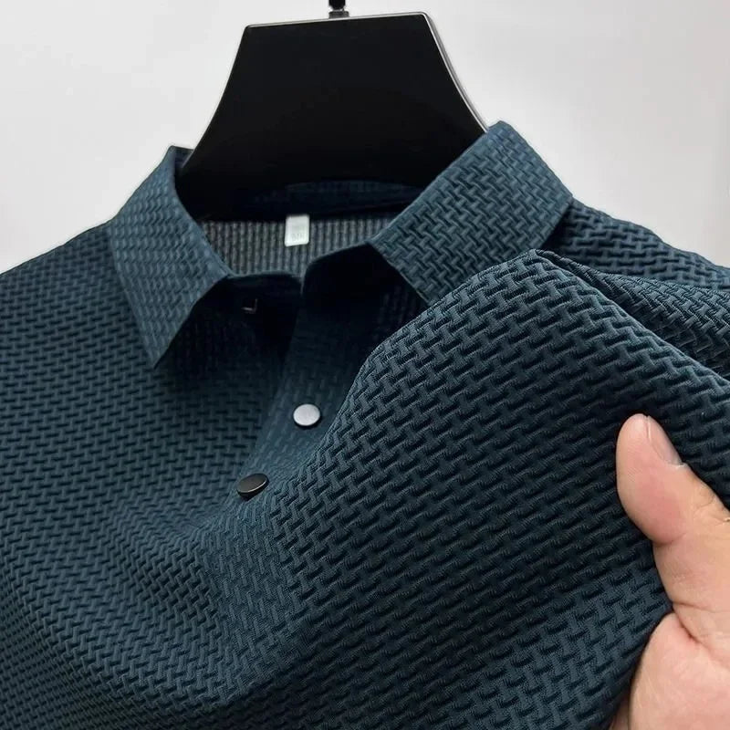 Dunkelblaues Herrenhemd mit strukturiertem Waffelmuster, Knopfleiste und Kragen, auf einem Kleiderbügel präsentiert. Hochwertige Herrenmode.