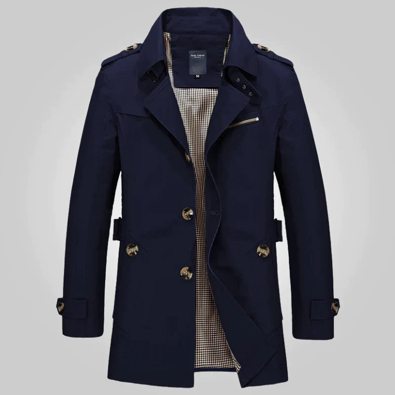 Dunkelblauer Herren-Trenchcoat mit Knopfleiste und Gürtel, elegantes Design, ideal für Herbstmode. Hochwertiger Mantel für stilvolle Outfits.