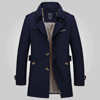 Dunkelblauer Herren-Trenchcoat mit Knopfleiste und Gürtel, elegantes Design, ideal für Herbstmode. Hochwertiger Mantel für stilvolle Outfits.
