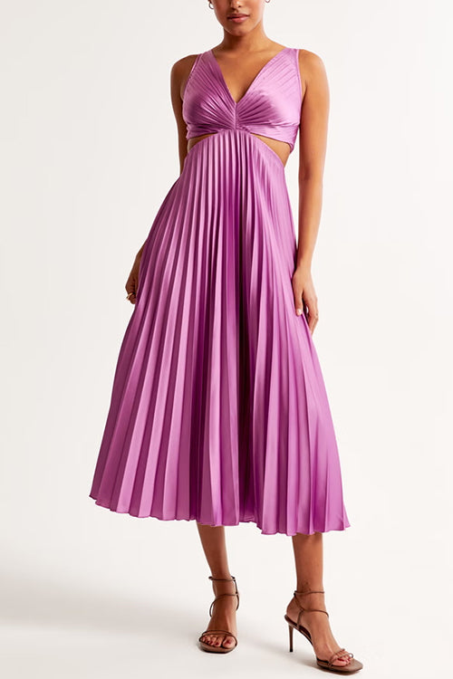 Frau in lila, plissiertem Abendkleid mit V-Ausschnitt und Cut-Outs, knöchellang, elegante Sandalen. Perfekt für festliche Anlässe.