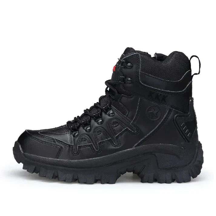 Schwarzer Wanderschuh mit robustem Profil, knöchelhohem Design und Schnürung. Ideal für Outdoor-Aktivitäten und Trekking.