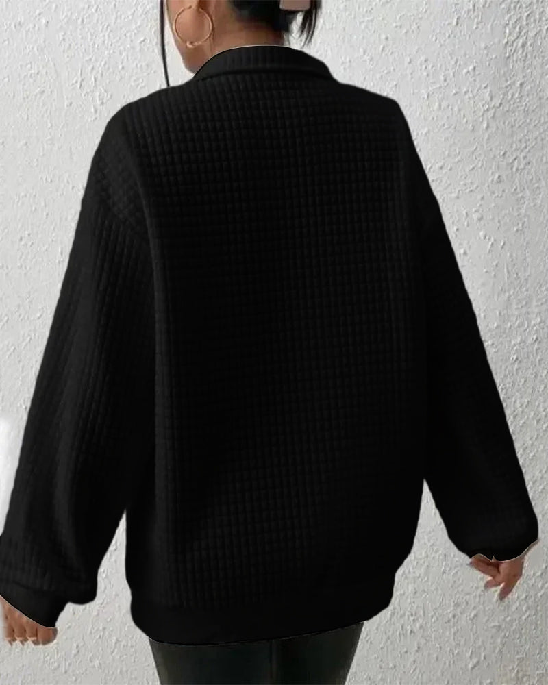 Schwarzer Damenpullover mit Waffelstruktur, langärmlig, lässiger Stil, Rückansicht. Perfekt für Herbstmode und gemütliche Outfits.