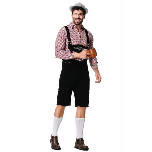 Mann in traditioneller bayerischer Tracht mit Lederhose, kariertem Hemd und Hut, hält Bierkrug. Oktoberfest, deutsche Kultur, Trachtenmode.