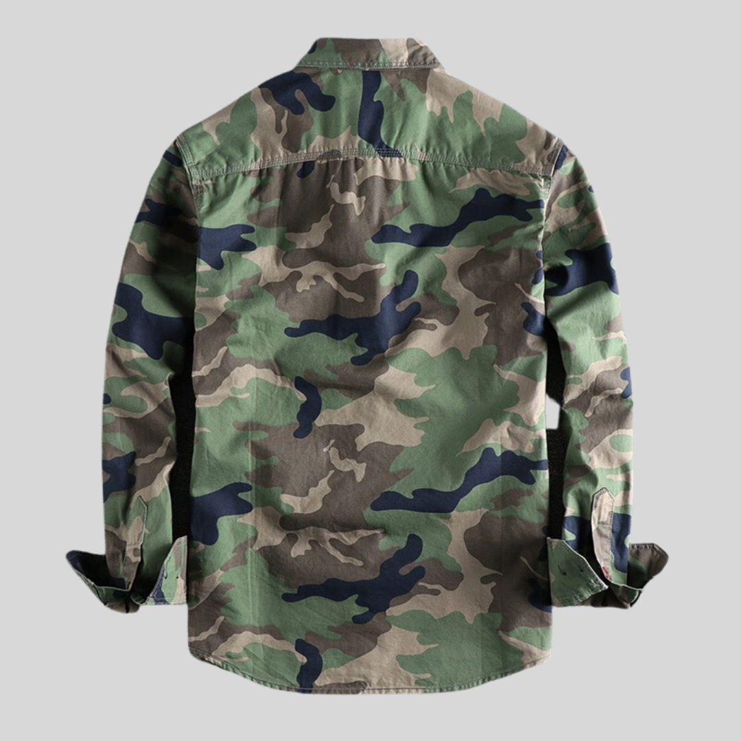 Herrenhemd mit Camouflage-Muster, Langarm, Baumwolle, Rückansicht. Perfekt für Outdoor-Aktivitäten, Freizeitkleidung, modisches Design.