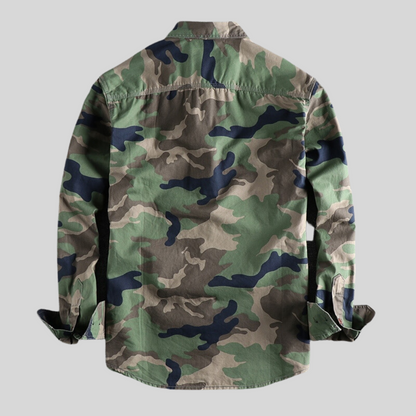 Herrenhemd mit Camouflage-Muster, Langarm, Baumwolle, Rückansicht. Perfekt für Outdoor-Aktivitäten, Freizeitkleidung, modisches Design.
