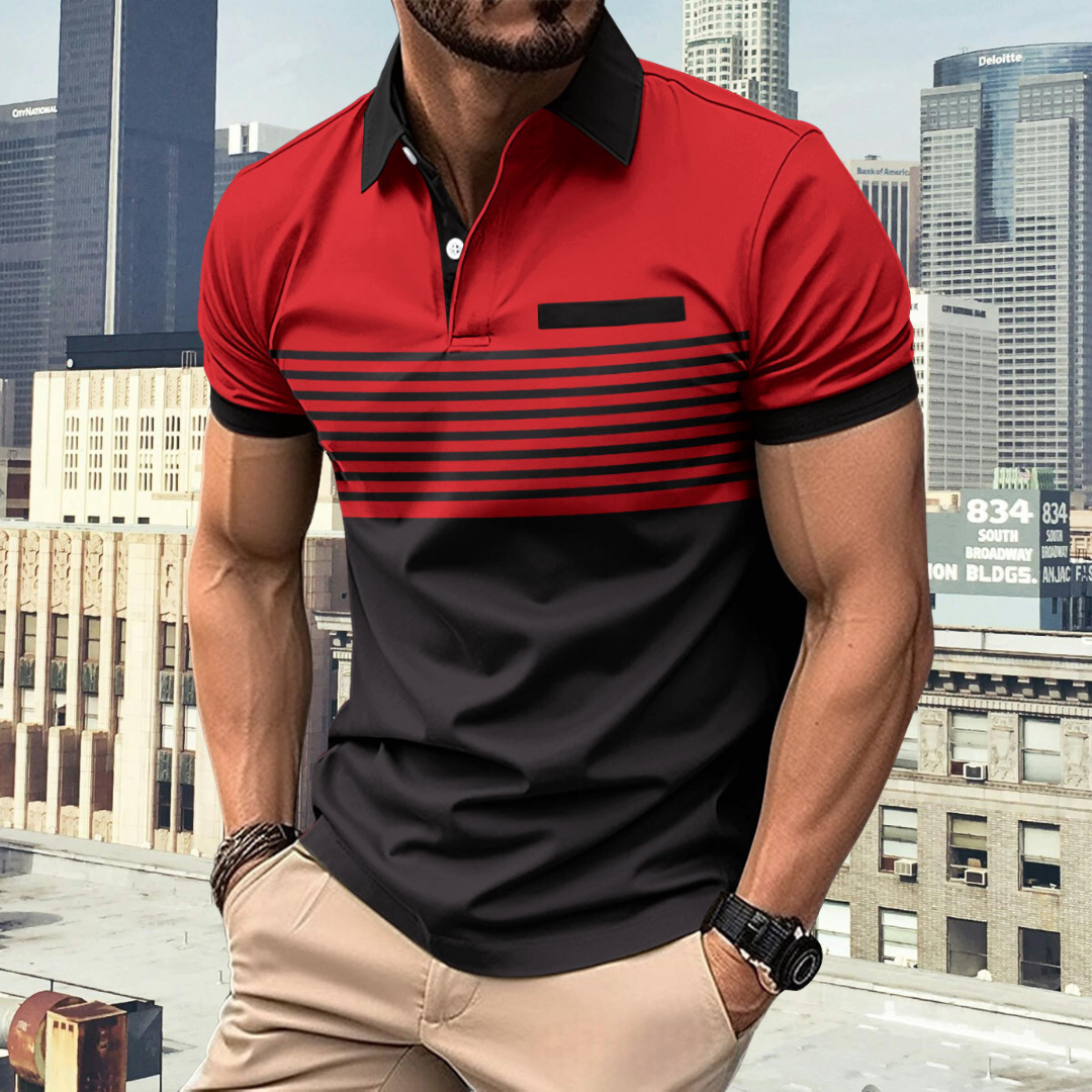 Mann in rotem und schwarzem Polohemd mit Streifen, steht vor städtischer Skyline. Modisches Herrenoutfit, urbaner Stil, Sommermode.