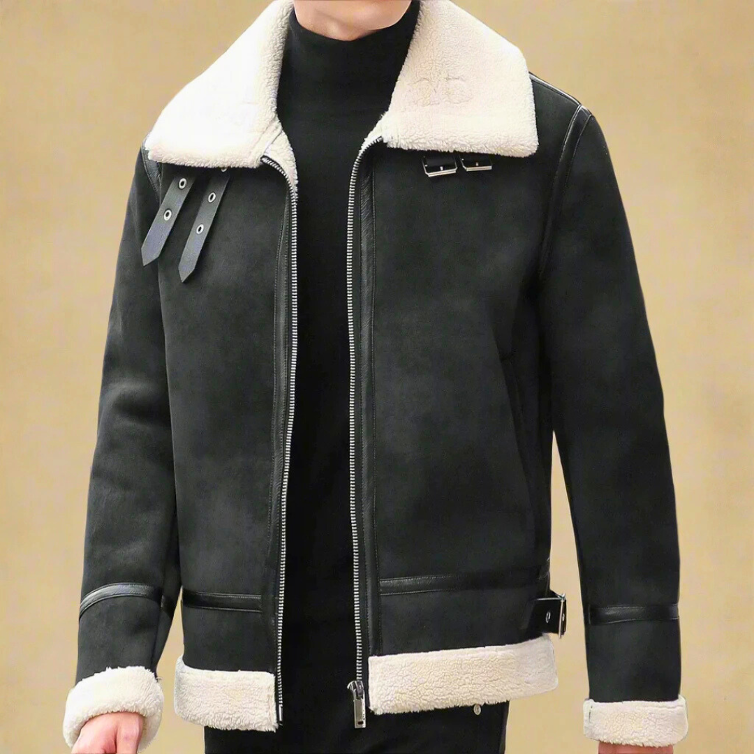 Schwarze Herren-Lederjacke mit weißem Lammfellkragen, Reißverschluss und Schnallen. Modische Winterbekleidung, stilvoll und warm.