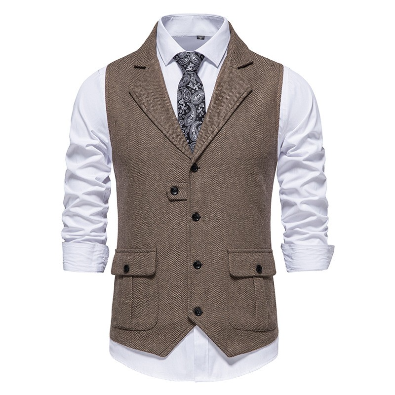 Braune Herrenweste mit Knöpfen, kombiniert mit weißem Hemd und gemusterter Krawatte. Elegante Herrenmode, ideal für formelle Anlässe.