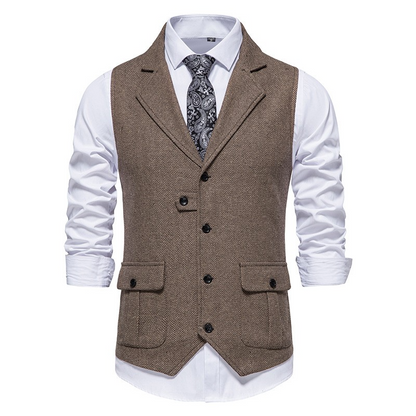 Braune Herrenweste mit Knöpfen, kombiniert mit weißem Hemd und gemusterter Krawatte. Elegante Herrenmode, ideal für formelle Anlässe.