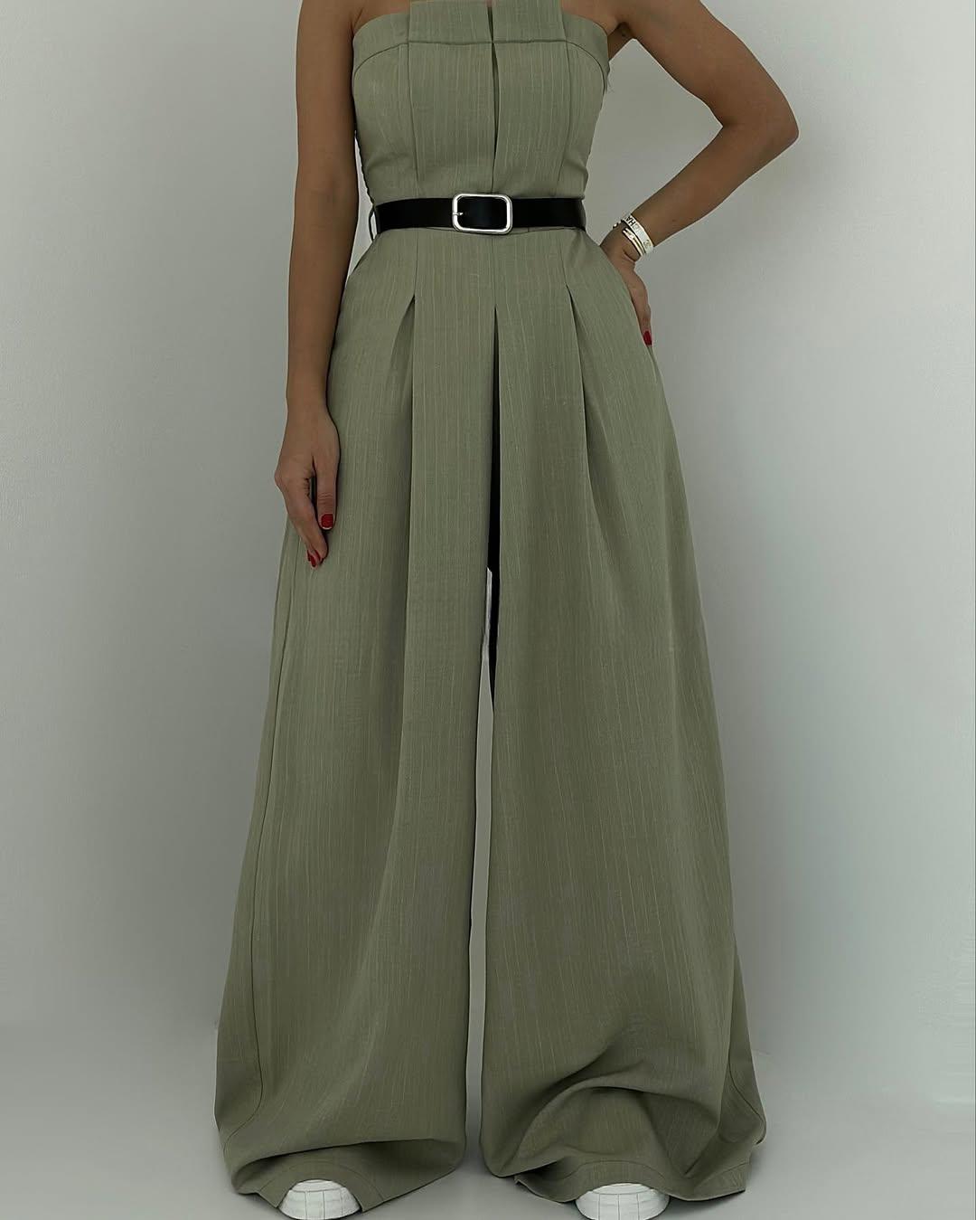 Eleganter Damen-Jumpsuit in Olivgrün mit weitem Bein, schwarzem Gürtel und ärmellosem Design. Perfekt für modische Anlässe und stilvolle Outfits.