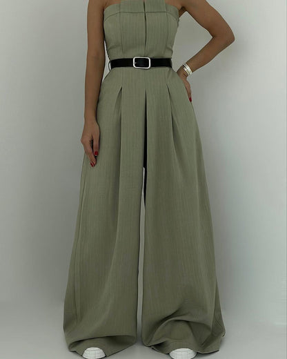 Eleganter Damen-Jumpsuit in Olivgrün mit weitem Bein, schwarzem Gürtel und ärmellosem Design. Perfekt für modische Anlässe und stilvolle Outfits.