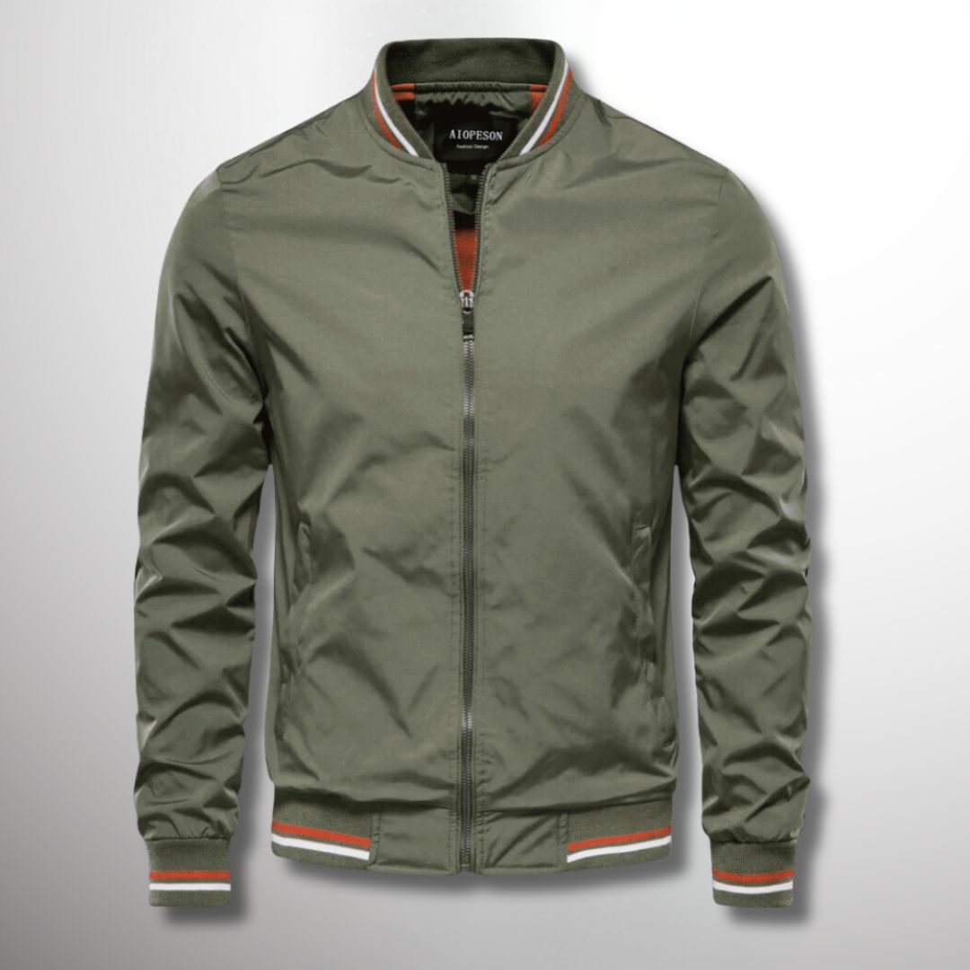 Olivgrüne Bomberjacke für Herren mit Reißverschluss, geripptem Kragen und Bündchen. Modische Herrenbekleidung, ideal für Herbst und Frühling.