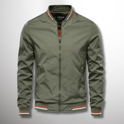 Olivgrüne Bomberjacke für Herren mit Reißverschluss, geripptem Kragen und Bündchen. Modische Herrenbekleidung, ideal für Herbst und Frühling.