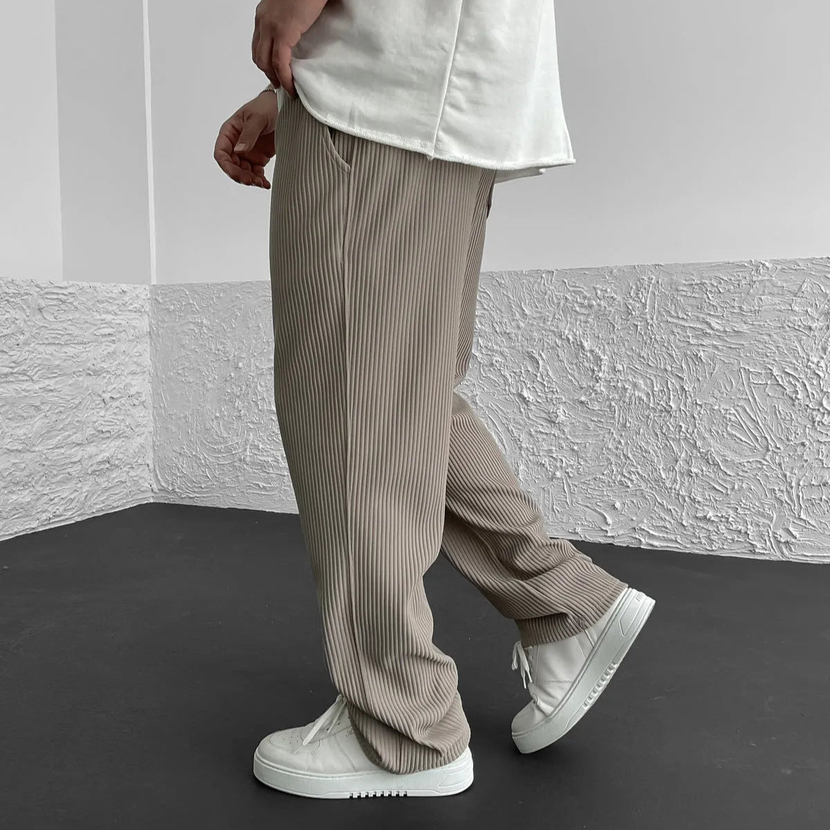 Men's Knitted Trousers in Relaxed Fit with Ribbed Fabric and Adjustable Waistband