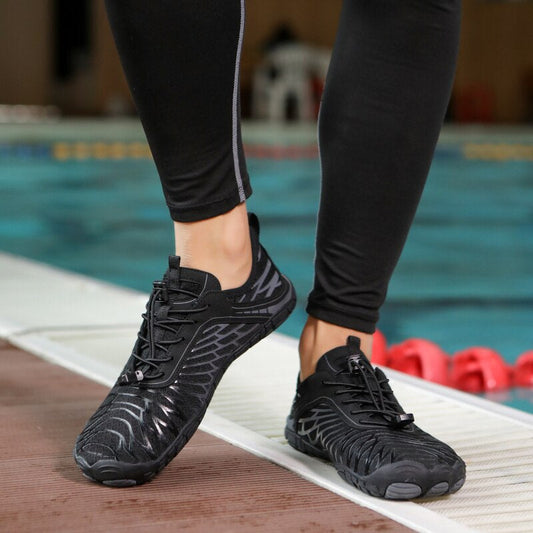 Schwarze Wasserschuhe am Pool, ideal für Schwimmen und Wassersport. Rutschfeste Sohle, atmungsaktives Material, sportliches Design.
