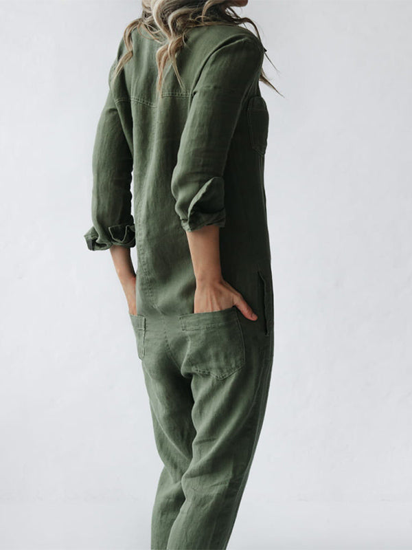 Frau in grünem Jumpsuit aus Leinen, Rückansicht, lässiger Stil, hochgekrempelte Ärmel, Hand in der Tasche, minimalistischer Hintergrund.