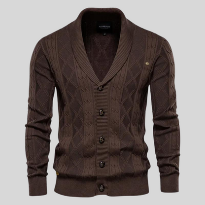 Brauner Strick-Cardigan mit V-Ausschnitt, Knopfleiste und Rautenmuster. Herrenmode, stilvoller Pullover, ideal für Herbst und Winter.