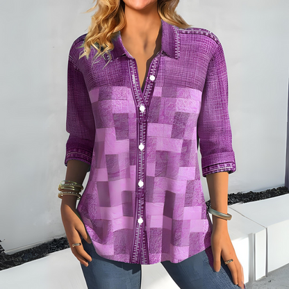 Frau in lila karierter Bluse mit Knöpfen, lässig gekleidet, trägt Armbänder, steht vor grauer Wand. Modetrend, Damenmode, Freizeitlook.