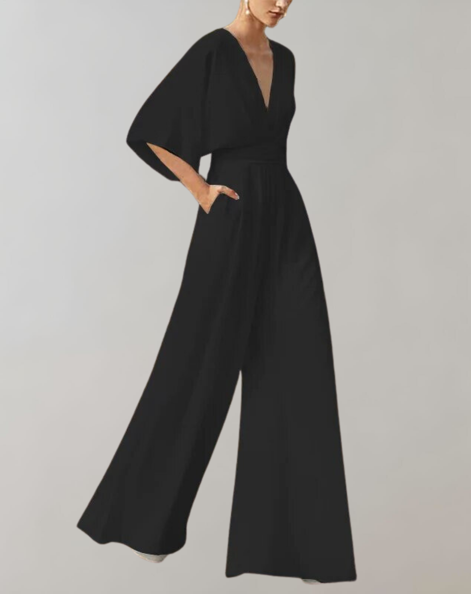 Eleganter schwarzer Jumpsuit mit weitem Bein und tiefem V-Ausschnitt, ideal für Abendmode und formelle Anlässe. Damenmode, stilvoll und modern.