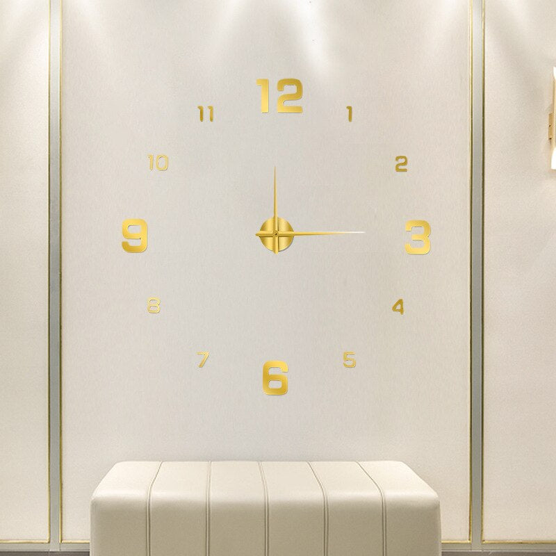 Goldene Wanduhr mit minimalistischen Ziffern auf weißer Wand, modernes Design, große Zahlen, stilvolle Dekoration für Wohnzimmer oder Büro.