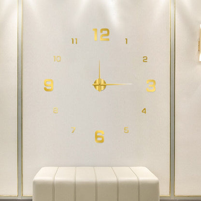 Goldene Wanduhr mit minimalistischen Ziffern auf weißer Wand, modernes Design, große Zahlen, stilvolle Dekoration für Wohnzimmer oder Büro.