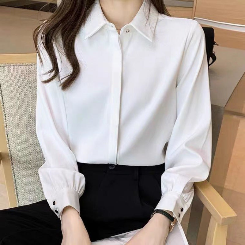 Weiße Bluse Damenmode, elegant und klassisch, mit langen Ärmeln und Knopfleiste. Perfekt für Büro-Outfits oder formelle Anlässe.