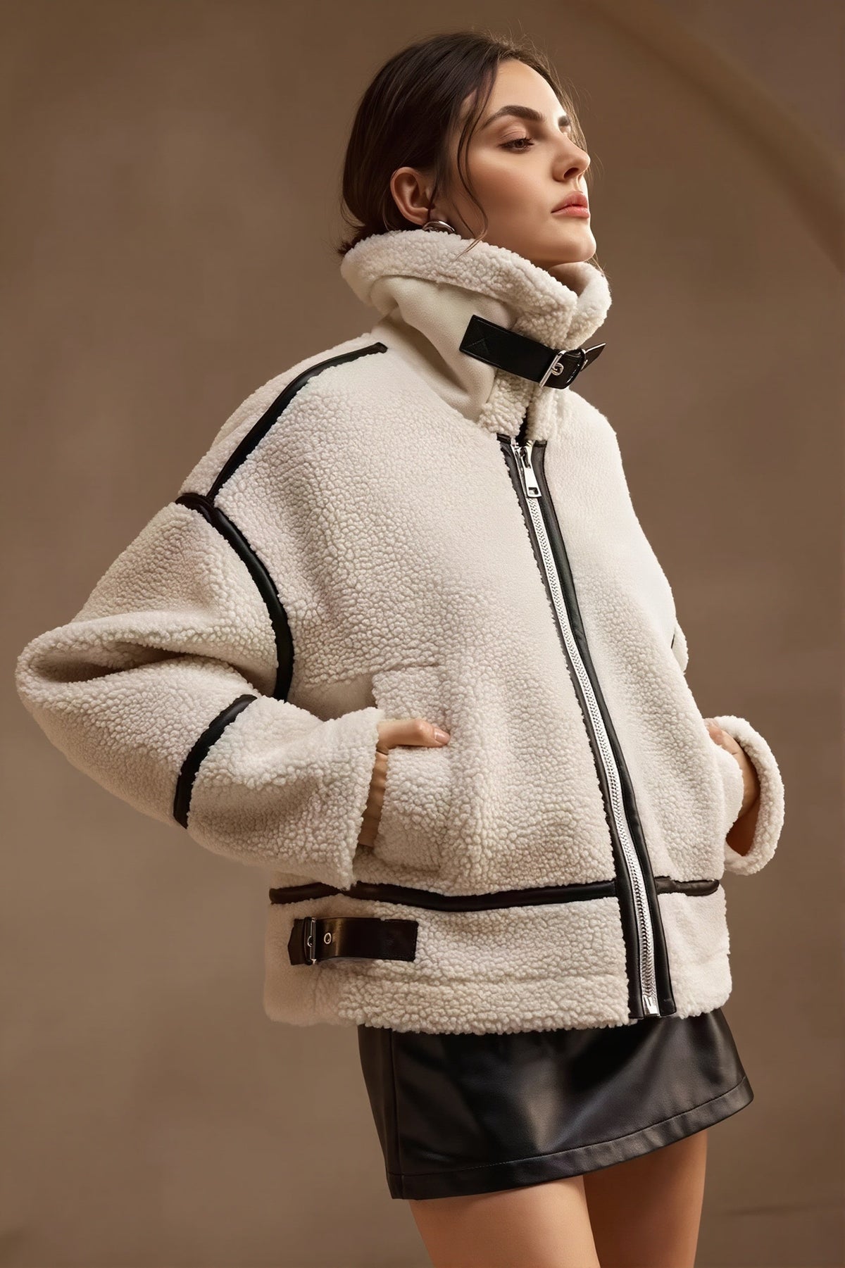 Sherpa-Fleece-Mantel mit Kontrastpaspel in der Vorderansicht