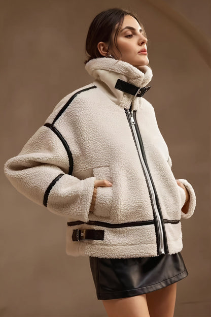 Sherpa-Fleece-Mantel mit Kontrastpaspel in der Vorderansicht