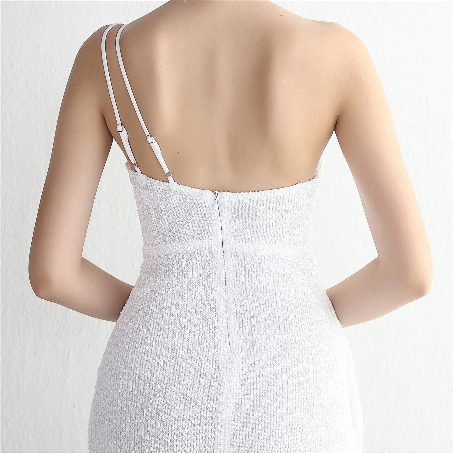 Rückenansicht einer Frau in einem eleganten, weißen, schulterfreien Kleid mit doppelten Trägern. Perfekt für Abendmode und Sommerpartys.