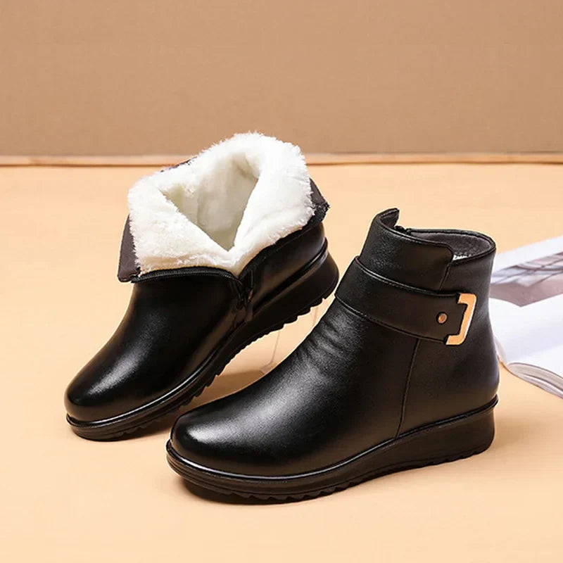 Schwarze Damen-Winterstiefel mit Kunstfellfutter, rutschfeste Sohle und Schnallenverschluss. Bequem und warm für kalte Tage.