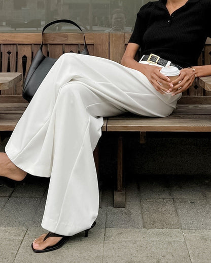 Women's pants with high waist, straight leg, and relaxed fit – Classic style