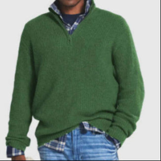 Grüner Strickpullover mit Reißverschluss, getragen über kariertem Hemd und blauer Jeans. Herrenmode, lässiger Winterlook, stilvoll und bequem.