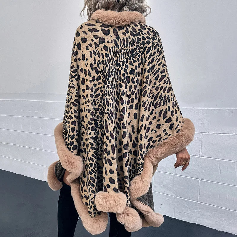 Damenschal mit Leopardenmuster flach ausgebreitet