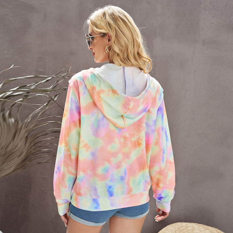 Frau in buntem Batik-Hoodie und Jeansshorts, Rückansicht. Modetrend, Freizeitkleidung, Sommeroutfit, lässiger Stil, urbane Mode.