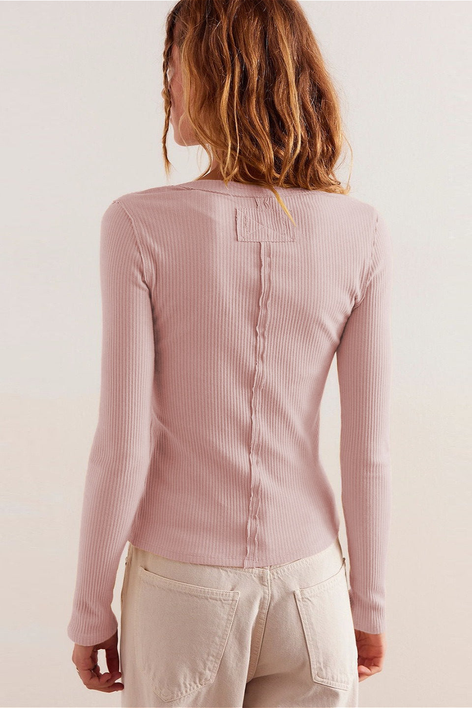 Detailansicht der Knopfleiste an der gerippten Strickjacke