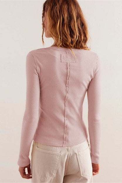 Detailansicht der Knopfleiste an der gerippten Strickjacke
