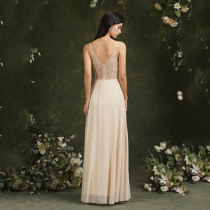 Frau in langem, cremefarbenem Abendkleid mit Spitzenrücken, umgeben von Blumen und grünem Hintergrund. Elegantes Design, festliche Mode.