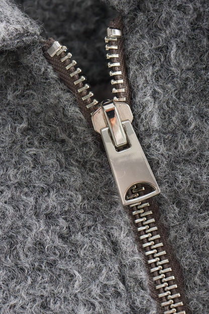 Seitenansicht der kurzen Bouclé Jacke