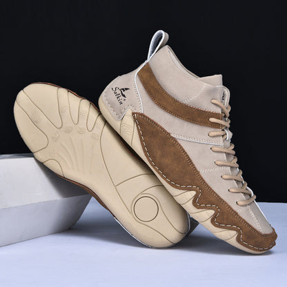 Hochwertige beige und braune Sneaker mit markanter Sohle, seitlichem Logo und modernem Design auf weißem Hintergrund. Ideal für urbane Mode.