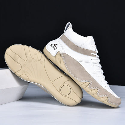 Weiße und beige High-Top-Sneaker mit markanter Sohle und Logo, modisches Design, ideal für Streetwear und Freizeitmode.