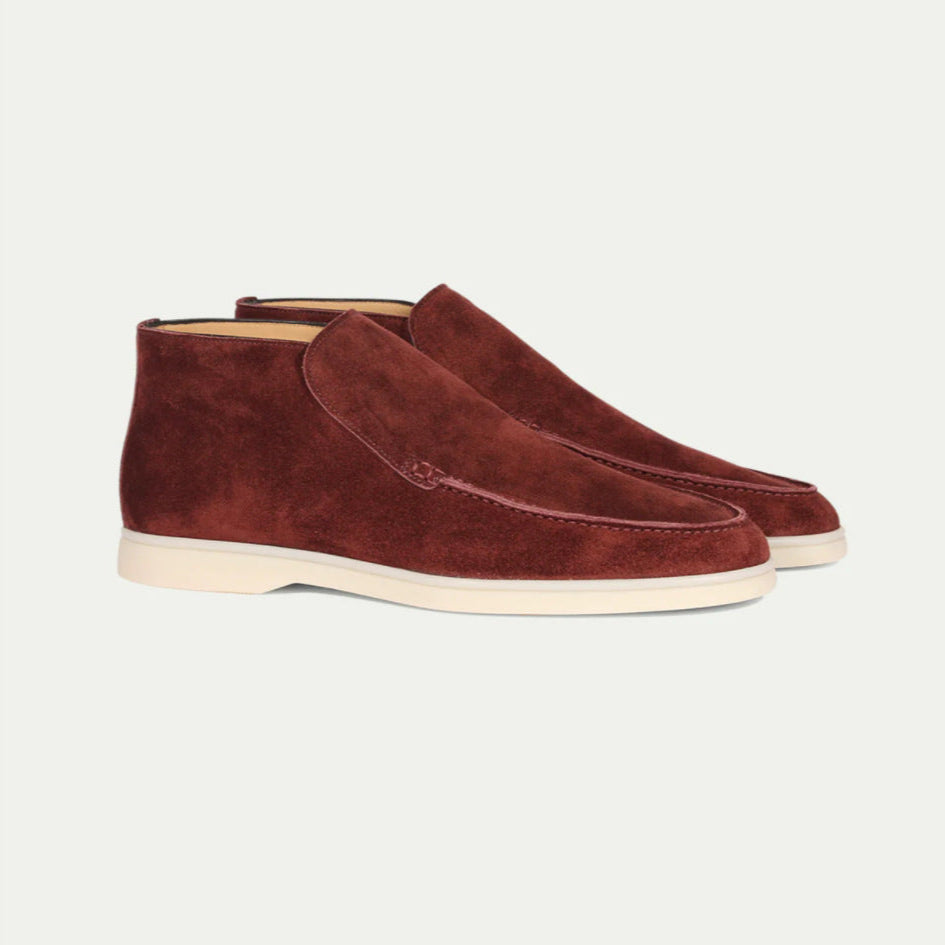 Braune Wildleder-Stiefeletten für Herren mit weißer Sohle, elegantes Design, ideal für Herbstmode und stilvolle Freizeitoutfits.