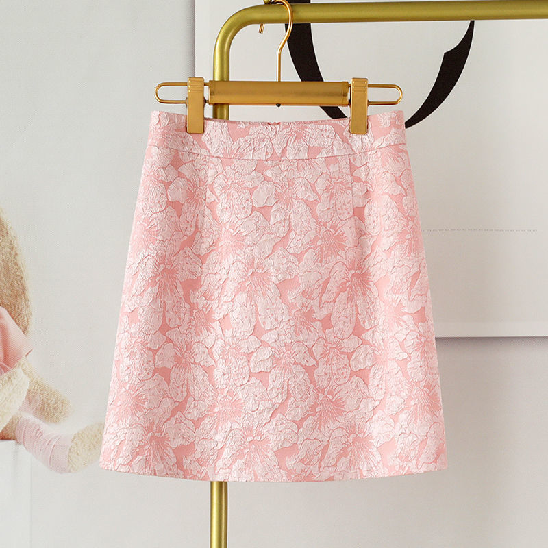 Rosa A-Linien-Rock mit floralem Muster, elegant und modisch, auf einem goldenen Kleiderbügel präsentiert. Ideal für Frühling und Sommermode.