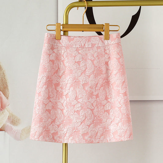 Rosa A-Linien-Rock mit floralem Muster, elegant und modisch, auf einem goldenen Kleiderbügel präsentiert. Ideal für Frühling und Sommermode.