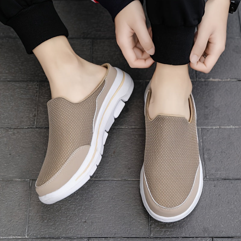 Beige Herren-Sneaker ohne Schnürsenkel auf grauem Boden, bequemes Mesh-Design, weiße Sohle, ideal für Freizeit und Alltag.