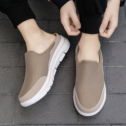 Beige Herren-Sneaker ohne Schnürsenkel auf grauem Boden, bequemes Mesh-Design, weiße Sohle, ideal für Freizeit und Alltag.