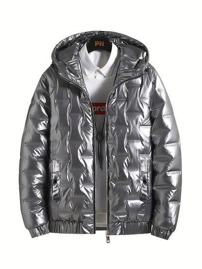 Silberne, glänzende Daunenjacke mit Kapuze, Reißverschluss und elastischen Bündchen. Modische Winterjacke für Herren, ideal für kalte Tage.