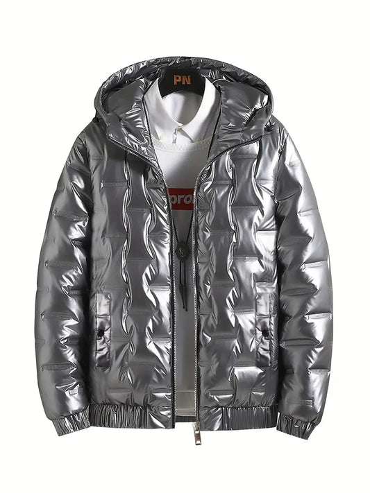 Silberne, glänzende Daunenjacke mit Kapuze, Reißverschluss und elastischen Bündchen. Modische Winterjacke für Herren, ideal für kalte Tage.