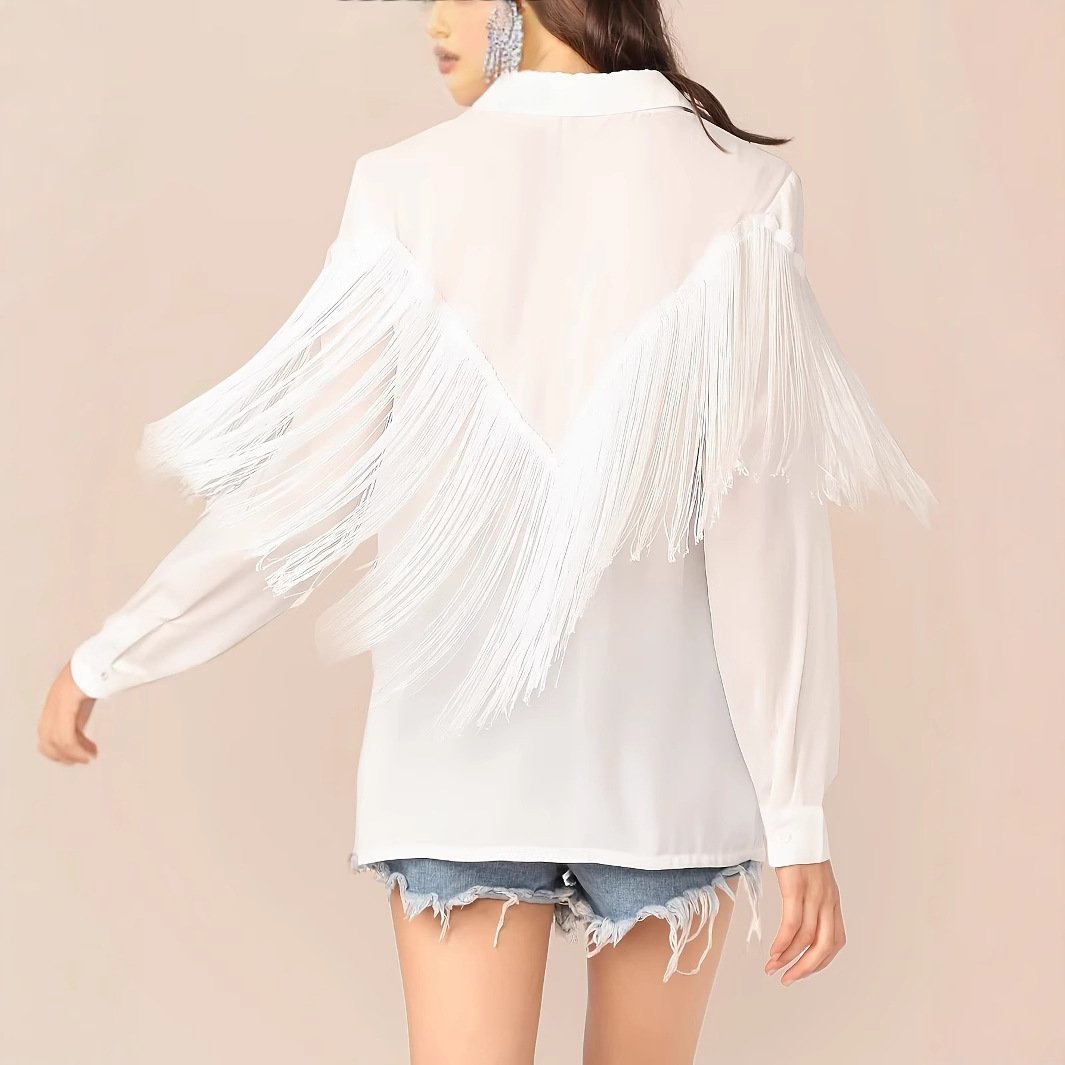Weiße Fransenbluse Damenmode, kombiniert mit zerrissenen Jeansshorts, Rückansicht. Trendige Kleidung, lässiger Stil, modische Fransen.