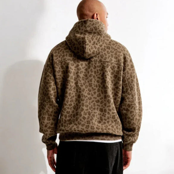 Rückansicht eines Mannes in einem braunen Leopardenmuster-Hoodie, lässiger Stil, modische Oberbekleidung, trendige Streetwear für Herren.